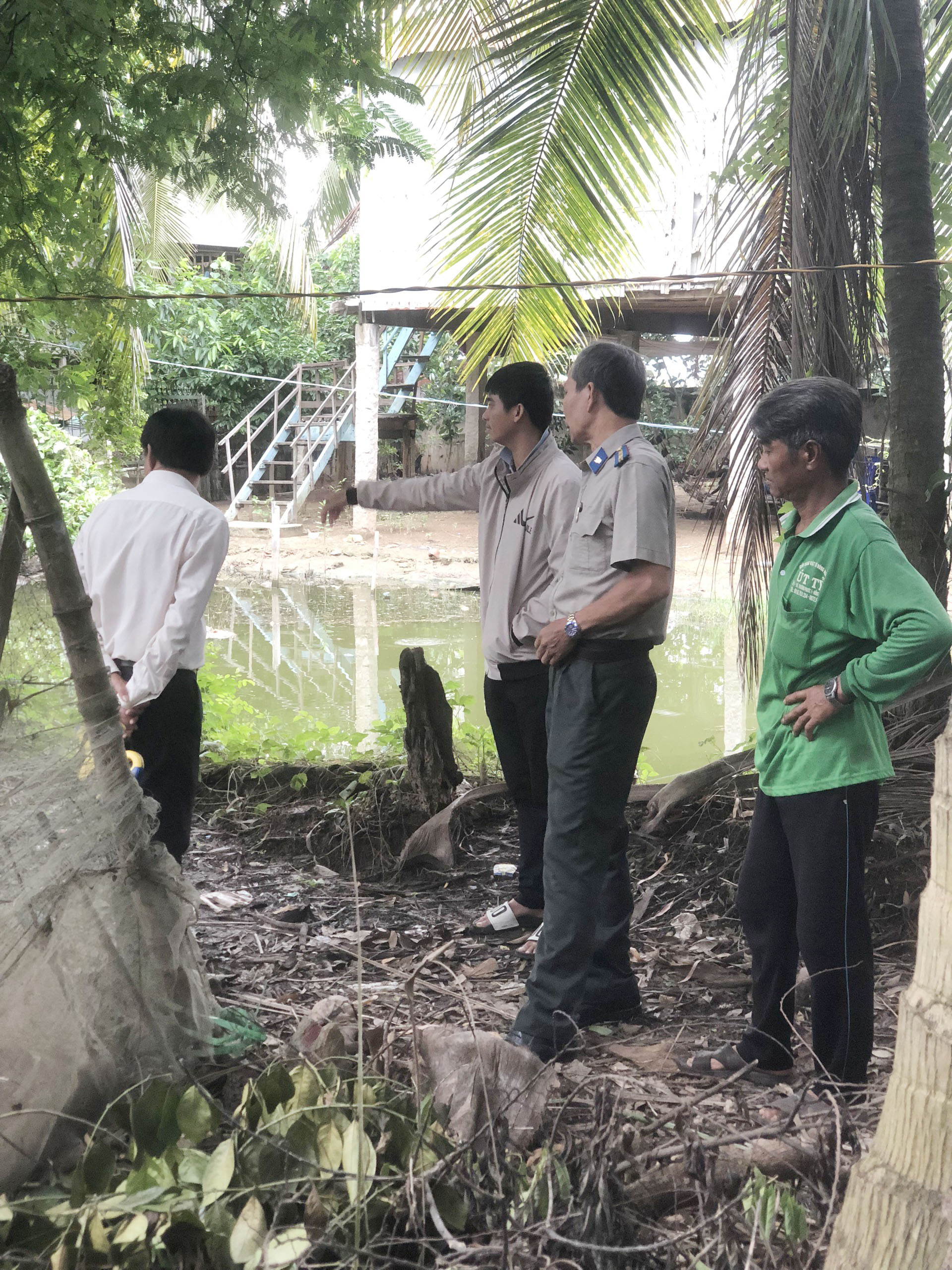 Cục Thi hành án dân sự tỉnh Đồng Tháp tiến hành giao lối đi chung và quyền sử dụng đất tại huyện Hồng Ngự