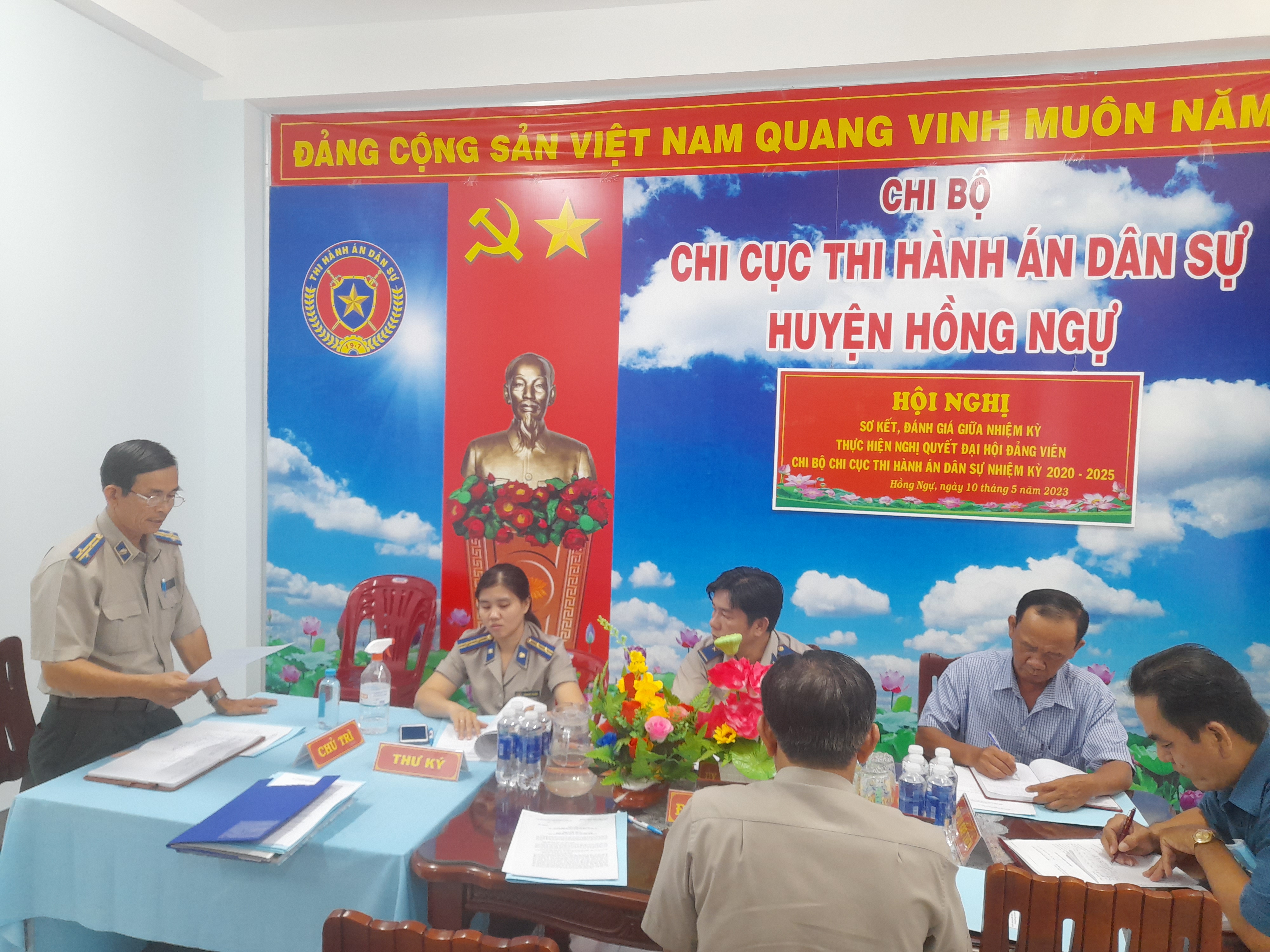 Chi bộ Chi cục Thi hành án dân sự huyện Hồng Ngự tổ chức Hội nghị giữa nhiệm kỳ thực hiện Nghị quyết Đại hội đảng viên nhiệm kỳ 2020 - 2025