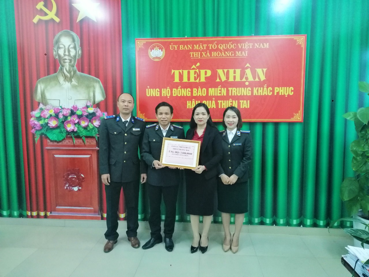 Chi cục THADS thị xã Hoàng Mai ủng hộ đồng bào Miền Trung bị thiên tai, lũ lụt.