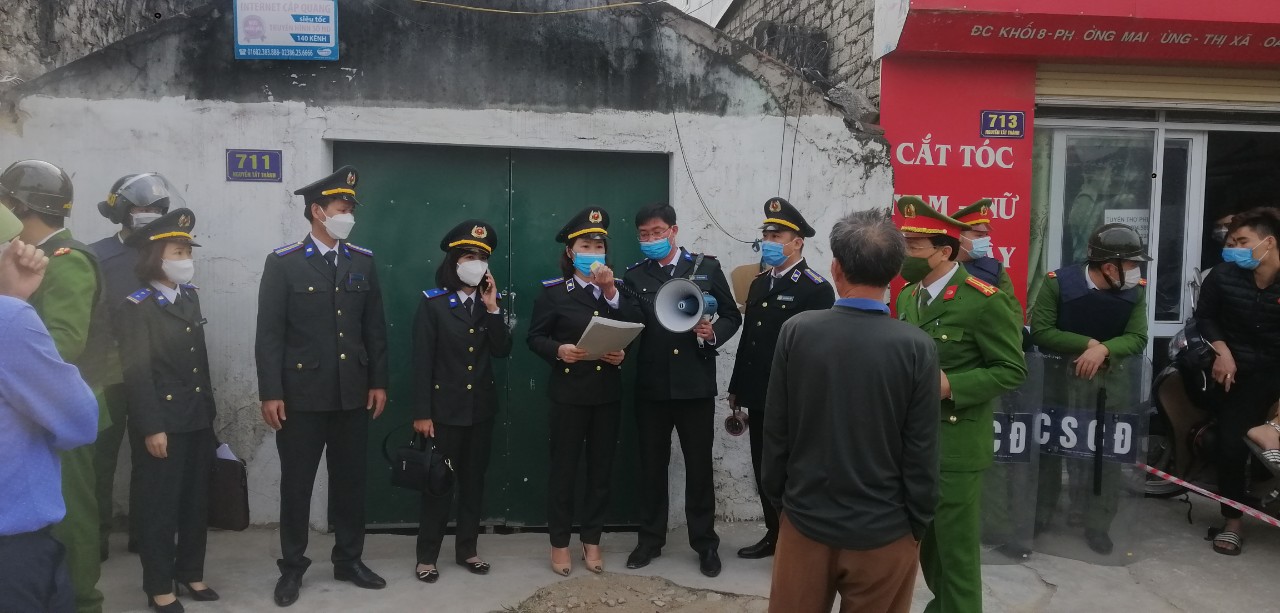 Cưỡng chế thi hành án dân sự tại Khối 8, phường Mai Hùng, thị xã Hoàng Mai.