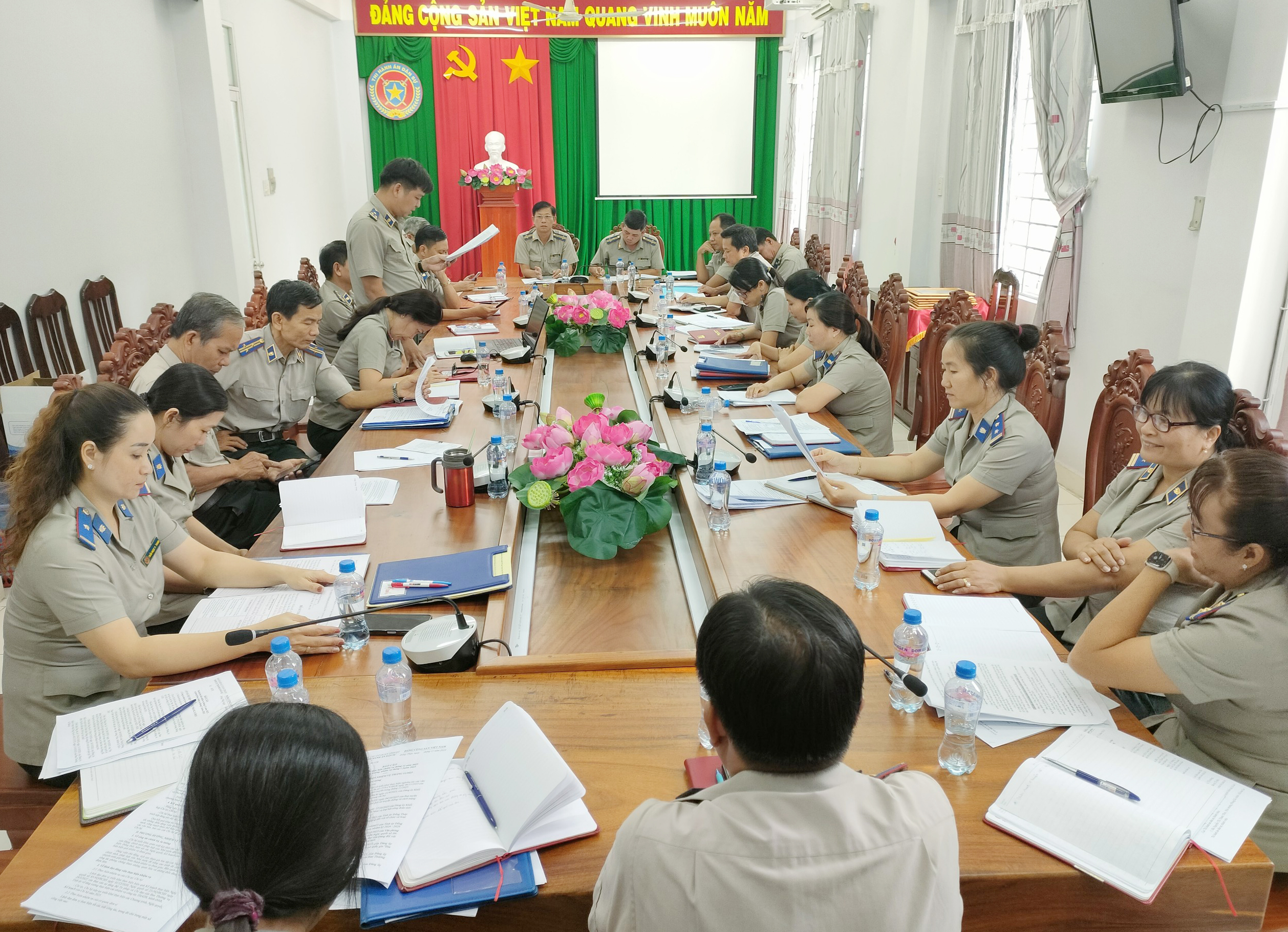 Chi bộ cơ sở Cục Thi hành án dân sự tỉnh Đồng Tháp tổ chức họp lệ tháng 11 năm 2023