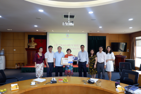 Lễ trao Huy hiệu 30 năm tuổi Đảng