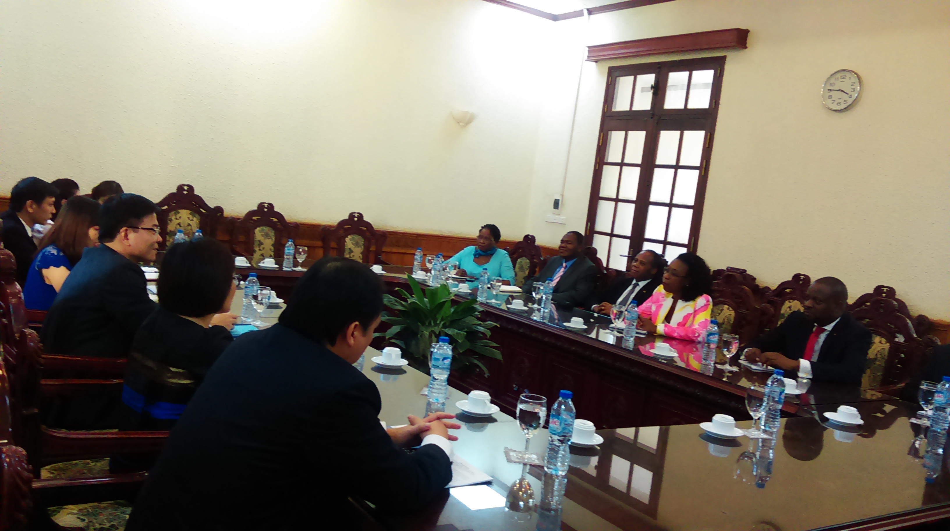 Tổng Chưởng lý đầu tiên của Mô-dăm-bích thăm và làm việc tại Bộ Tư pháp