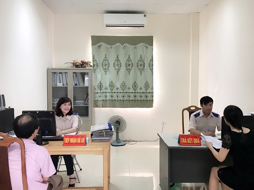 công chức trực Một cửa và Hỗ trợ trực tuyến tại Cục THADS tỉnh