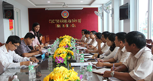 Đồng chí Nguyễn Thị Lan Phương và đoàn giám sát làm việc với Cục Thi hành án dân sự tỉnh Khánh Hòa.