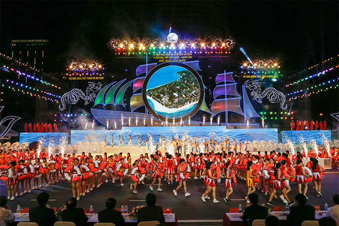 Bản mashup mang phong cách trẻ trung với các ca khúc Phố biển, Sống không đợi chờ đã mở màn đêm khai mạc. 