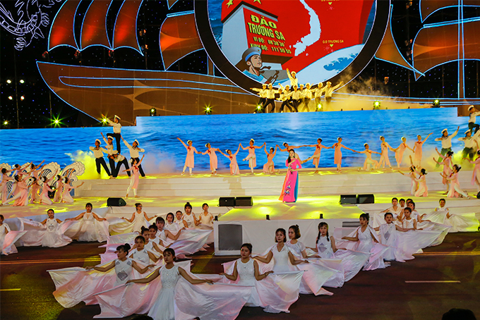 Hình ảnh về Trường Sa thân yêu gợi lên trong lòng khán giả qua những giai điệu trữ tình, tha thiết của các ca khúc Sức sống Trường Sa, Nơi đảo xa, Gần lắm Trường Sa.