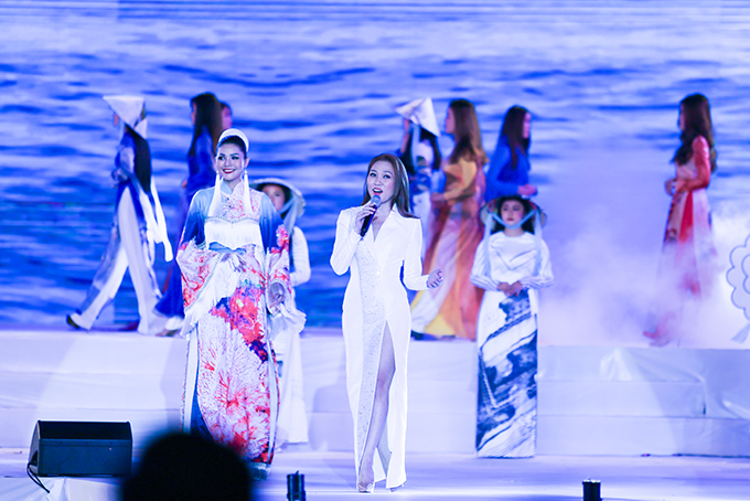 và ca sĩ Mỹ Tâm biểu diễn trong đêm khai mạc Festival Biển 2019 và nhận được sự cổ vũ nhiệt tình của khán giả. 