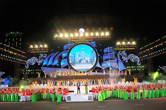 Đêm nghệ thuật gồm 3 phần với những chủ đề Trở về Nha Trang, Nha Trang biển hẹn, Những vòng yêu thương. 