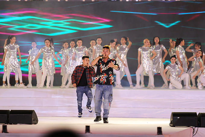 Nhóm PB Nation thể hiện bản remix Thành phố trẻ. 