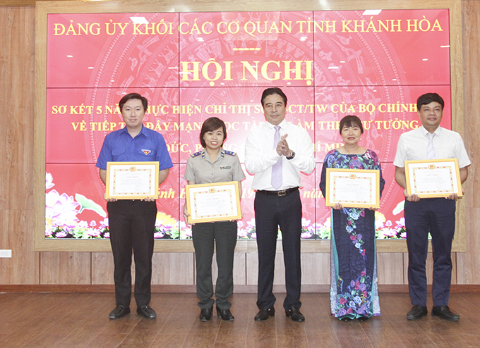 4 cá nhân có thành tích tiêu biểu trong việc thực hiện Chỉ thị 05 của Bộ Chính trị được Đảng ủy Khối các cơ quan tỉnh tặng giấy khen