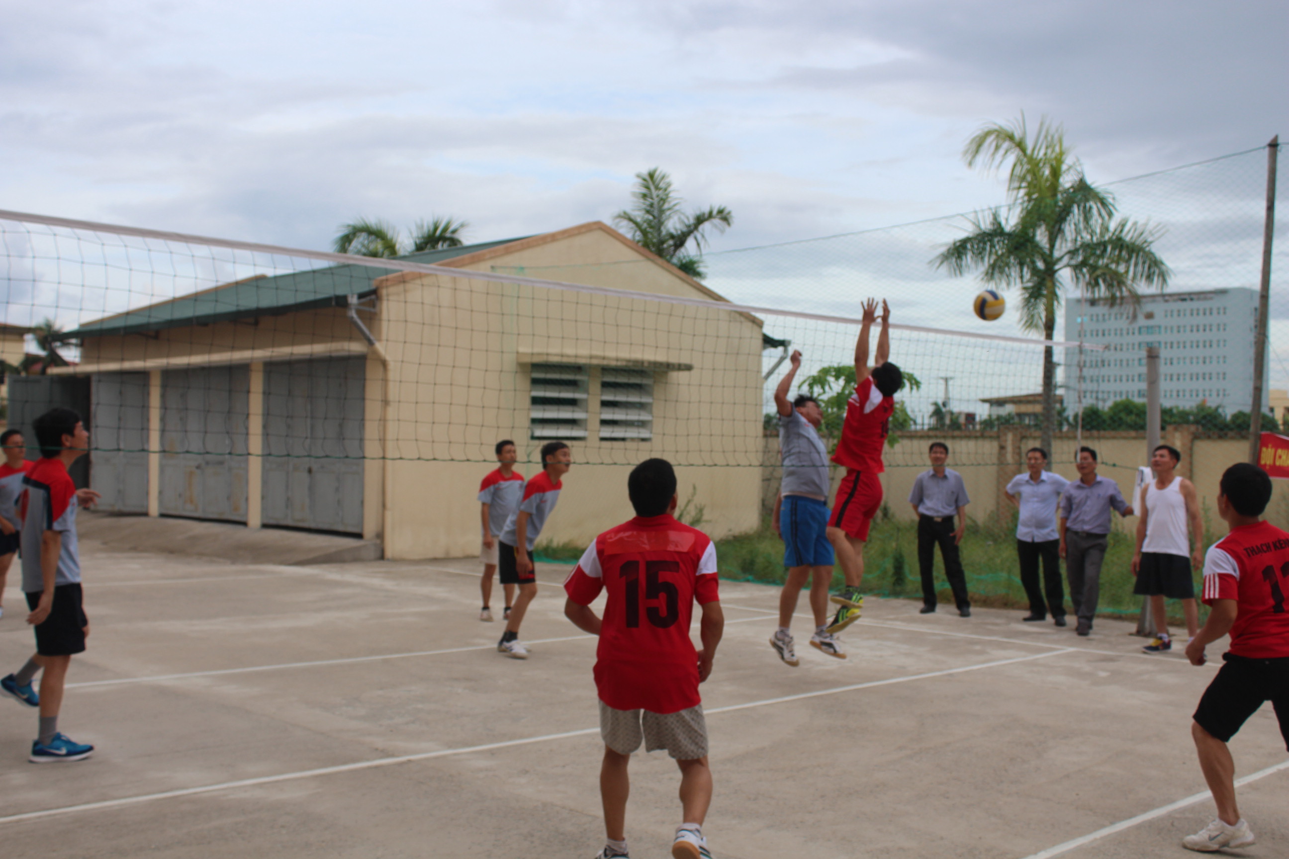 Sở Tư pháp tỉnh và Ngân hàng Agribank tỉnh đến chúc mừng Cục THADS tỉnh nhân kỷ niệm 71 năm Ngày thành lập Ngành THADS