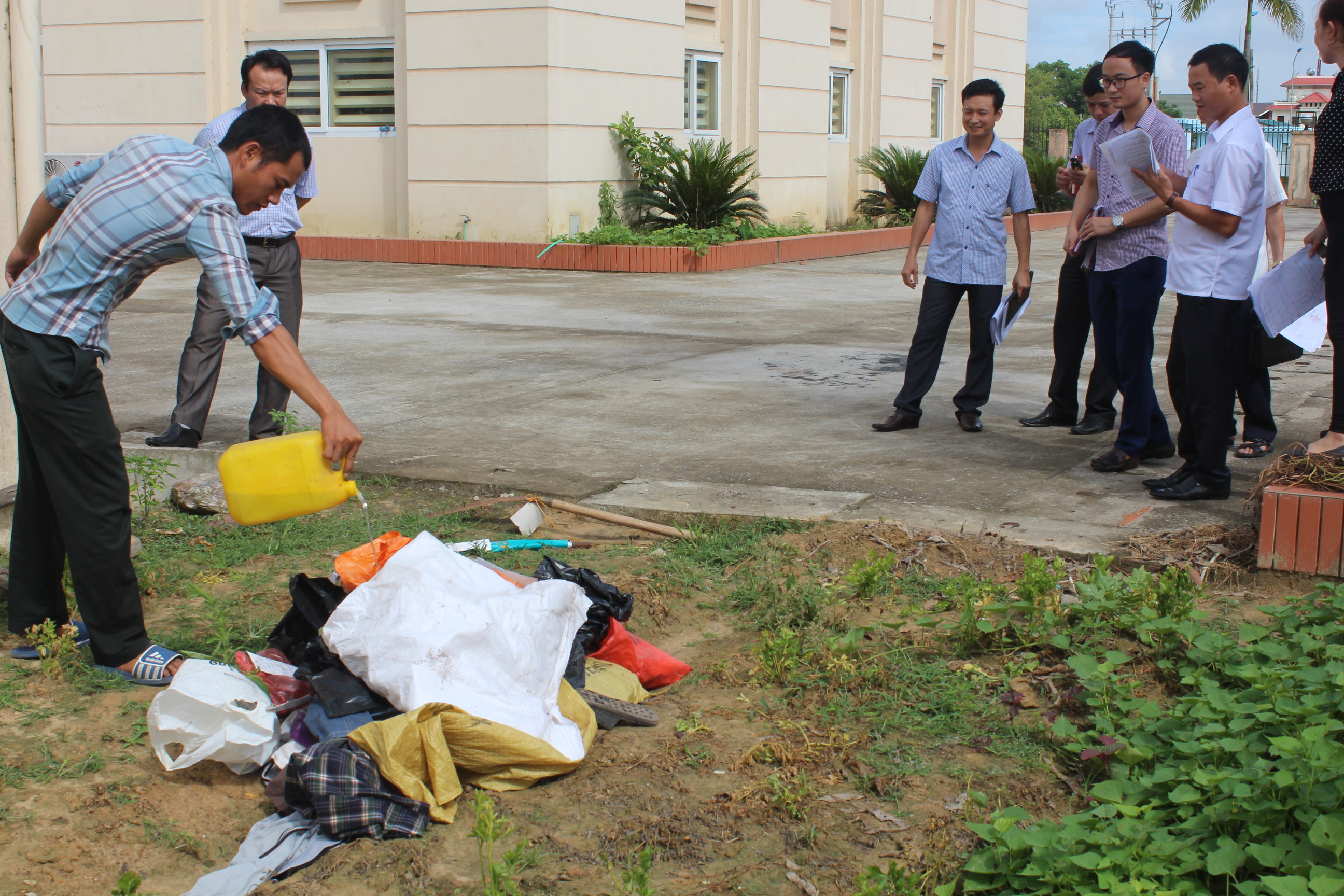 Tiêu hủy nhiều loại ma túy, hung khí và các tang vật khác