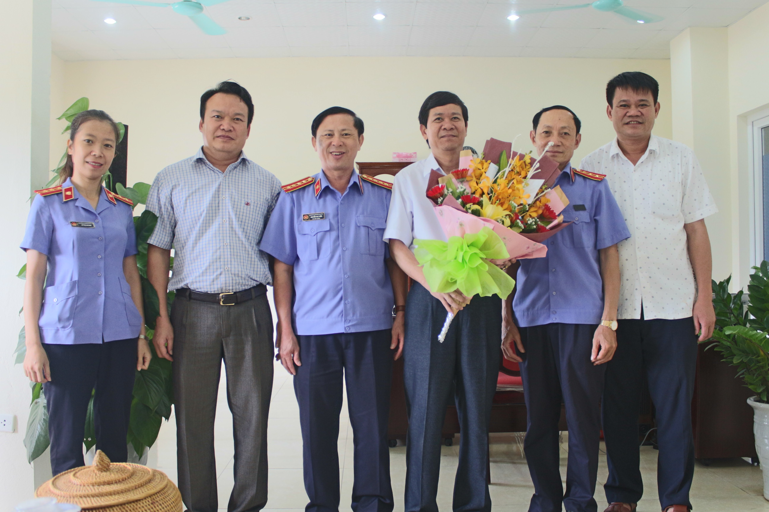 Viện kiểm sát nhân dân tỉnh tặng hoa chúc mừng Cục THADS tỉnh nhân ngày kỷ niệm 71 năm thành lập Ngành THADS