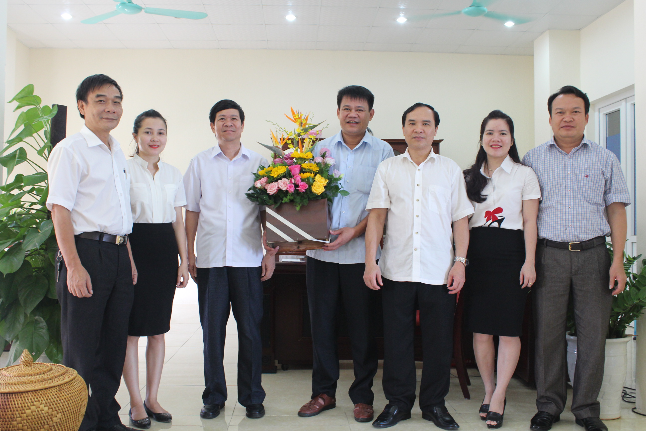 Tòa án nhân dân tỉnh đến chúc mừng Cục THADS tỉnh nhân 71 năm Ngày truyền thống Ngành Thi hành án dân sự