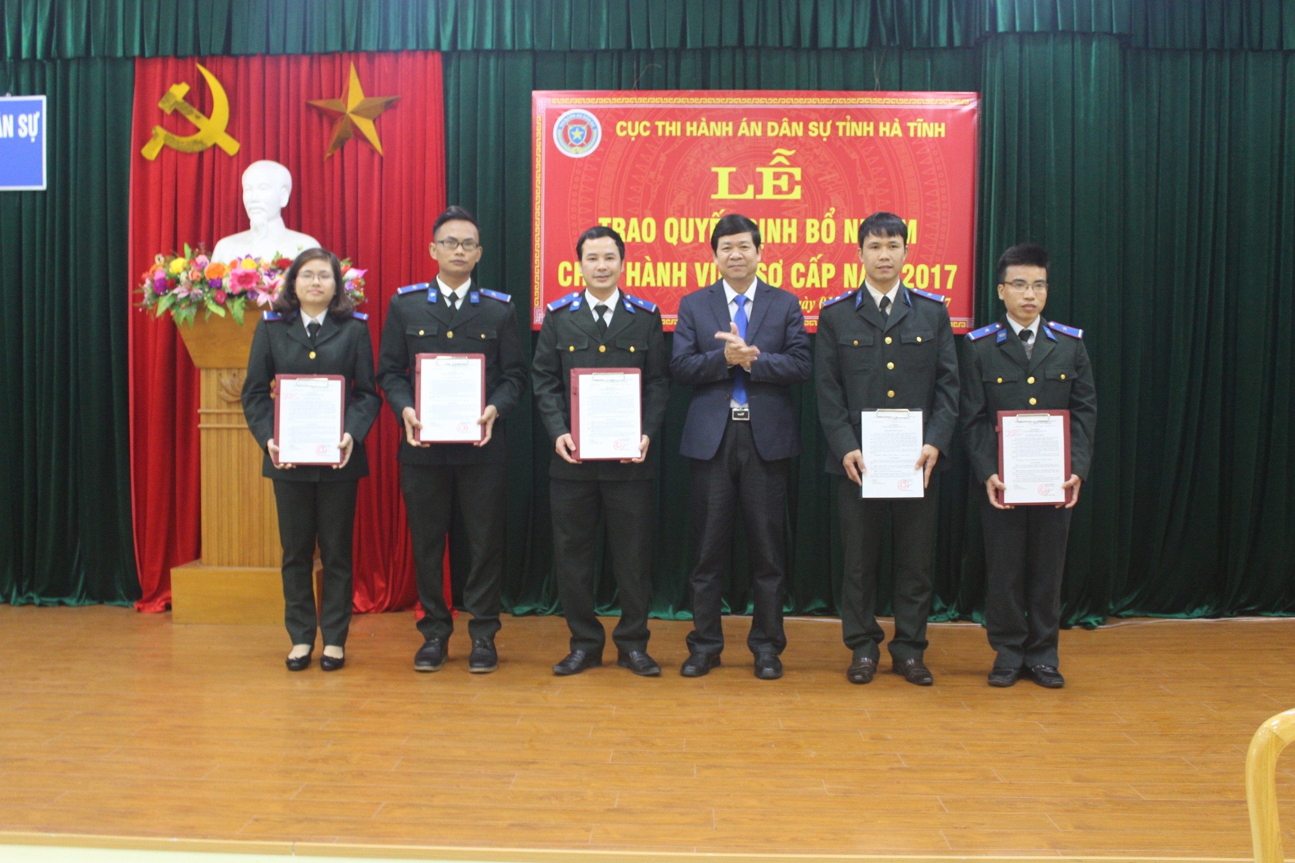 Cục Thi hành án dân sự tỉnh Hà Tĩnh công bố và trao Quyết định bổ nhiệm Chấp hành viên sơ cấp.