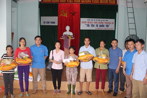 Đoàn Thanh Niên Cục THADS Hà Tĩnh tặng quà cho bà con vùng lũ