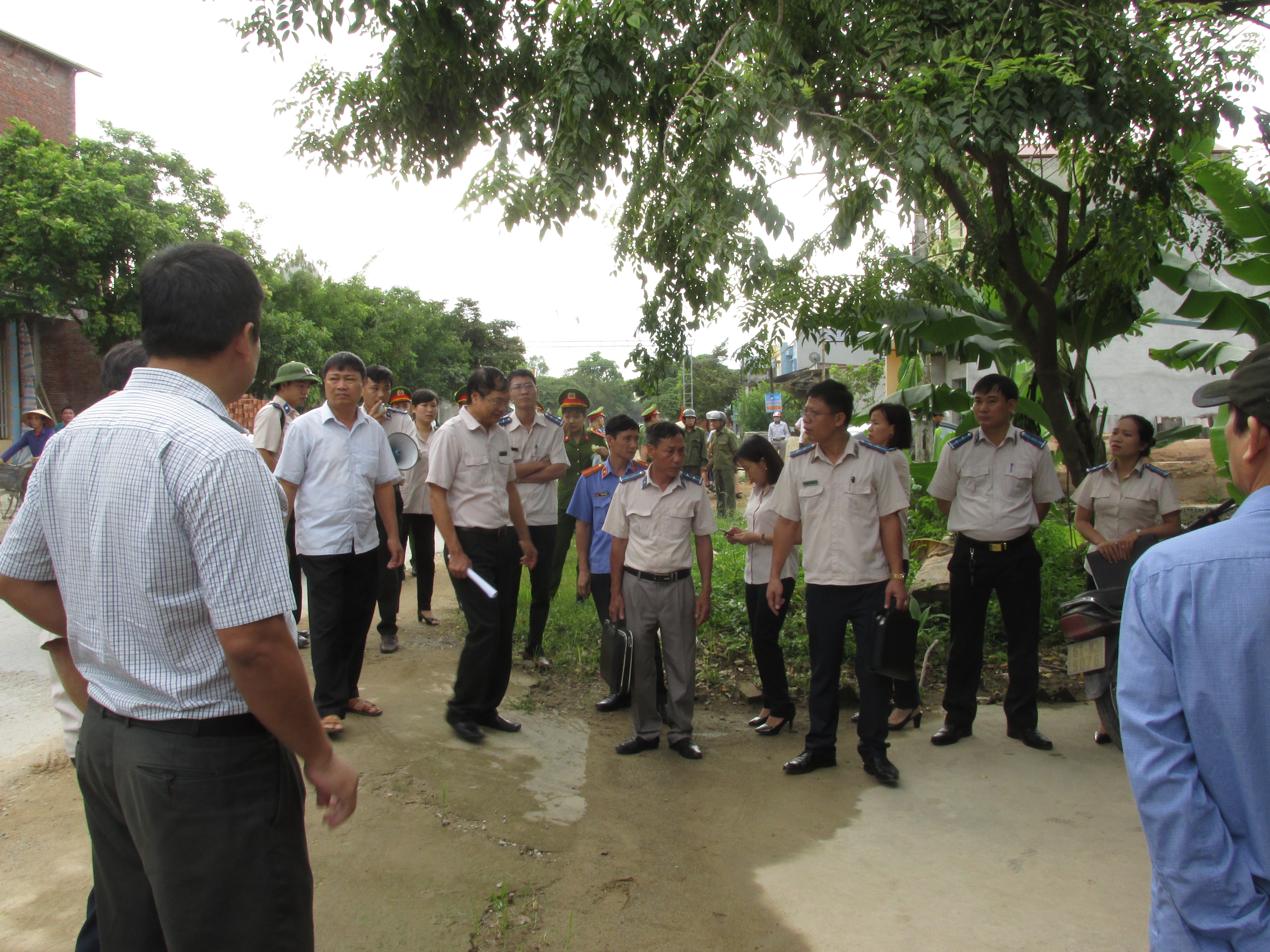 Đ/c Lê Bá Ngàn - Phó Cục trưởng Cục THADS tỉnh Thanh Hóa trực tiếp chỉ đạo cưỡng chế