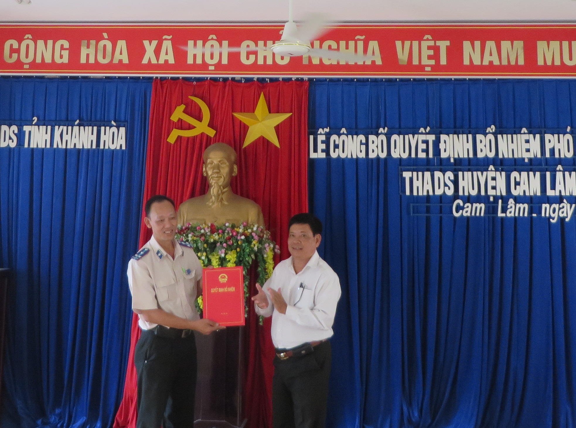 Trao Quyết định bổ nhiệm lãnh đạo Chi cục THADS huyện Cam Lâm và Chi cục THADS thị xã Ninh Hòa