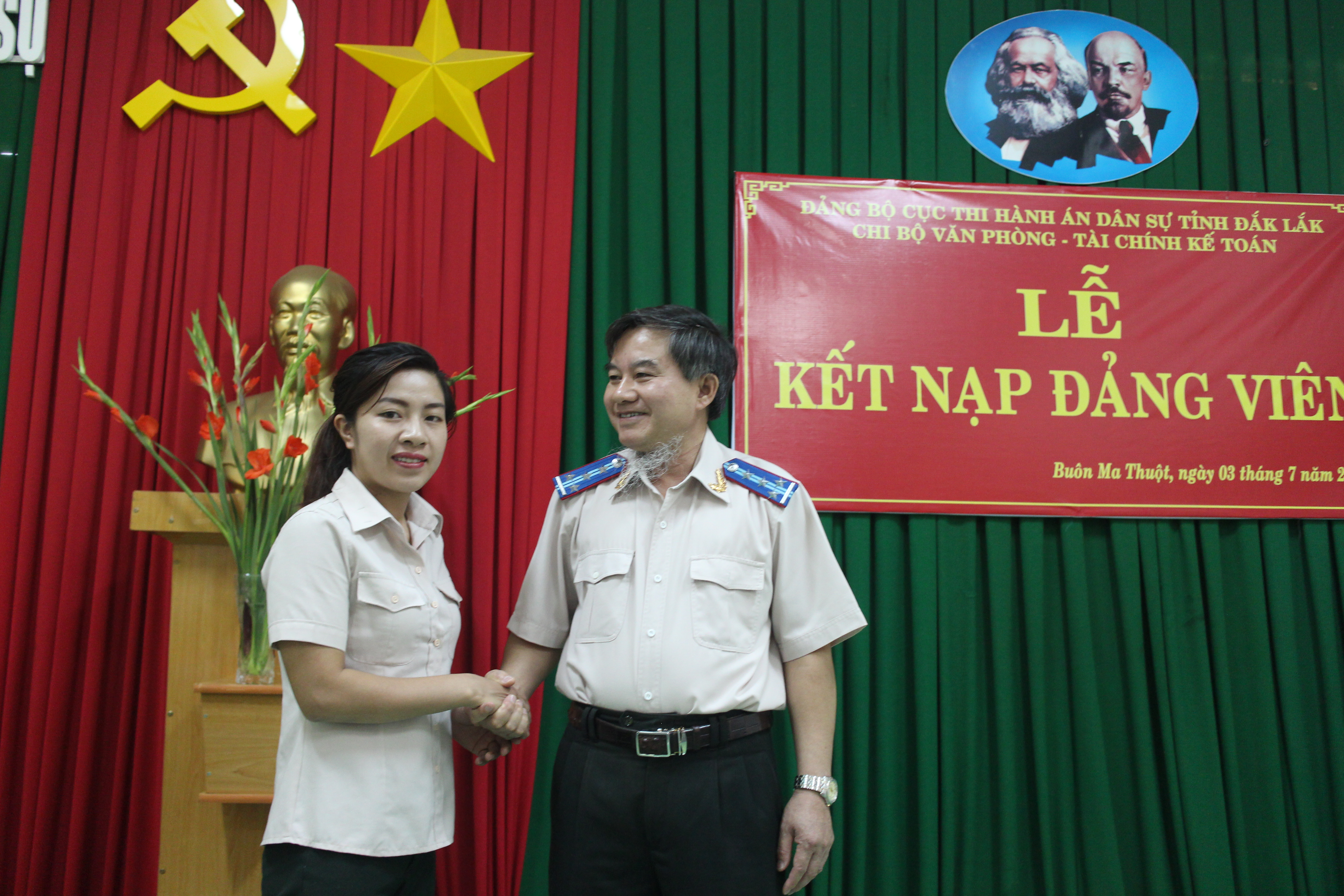 Lễ kết nạp đảng viên chi bộ Văn phòng - Tài chính kế toán