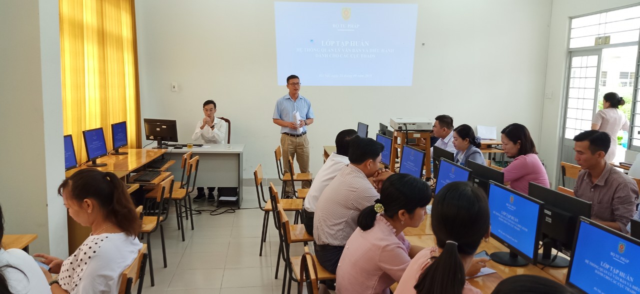 Tập huấn Phần mềm Hệ thống Quản lý văn bản và điều hành và Phần mềm Hỗ trợ trực tuyến thi hành án dân sự
