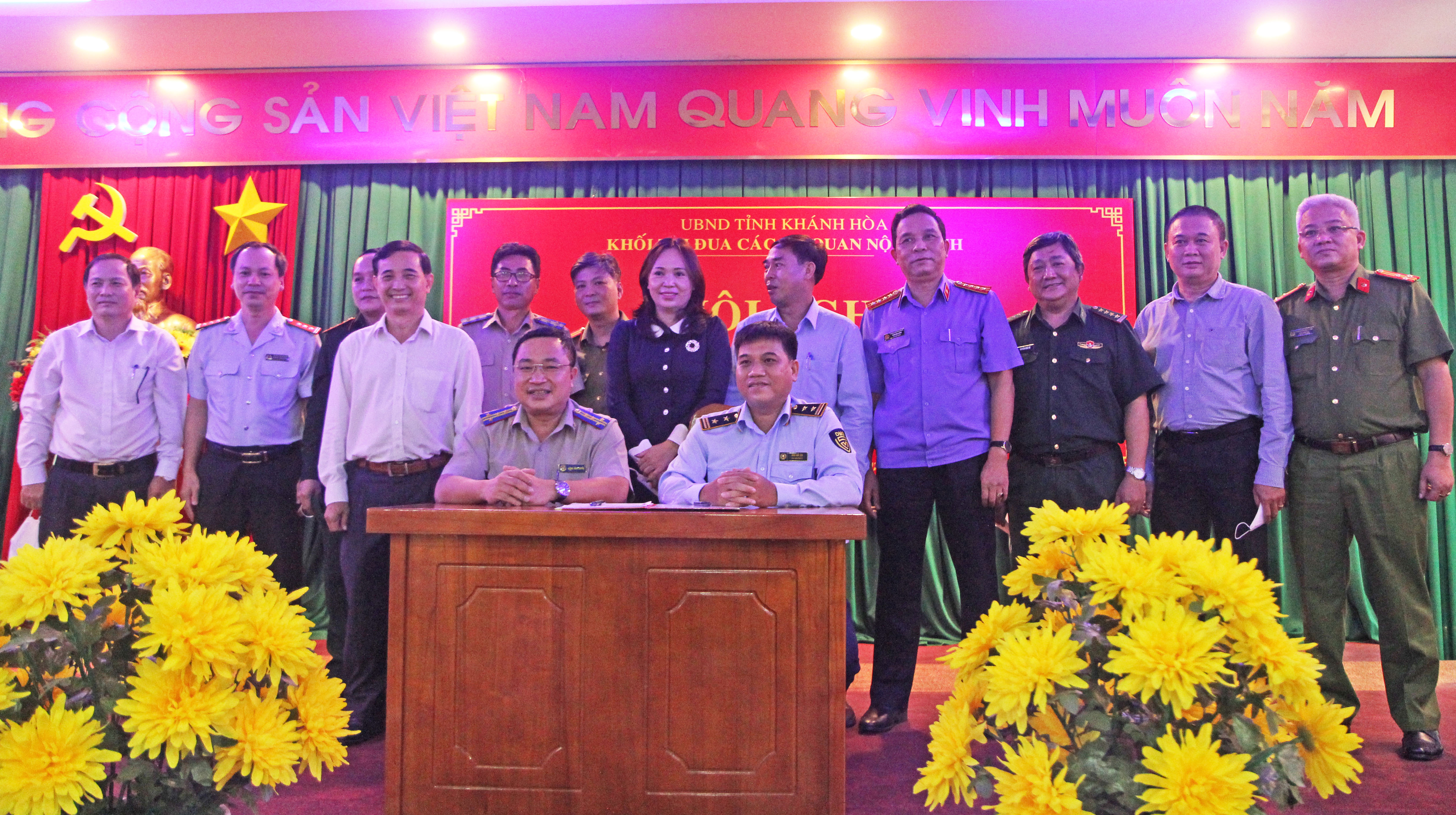 Cục THADS tỉnh KHánh Hòa (đơn vị Trưởng khối năm 2021) bàn giao nhiệm vụ cho Cục Quản lý thị trường tỉnh Khánh Hòa (đơn vị Trưởng Khối năm 2022)