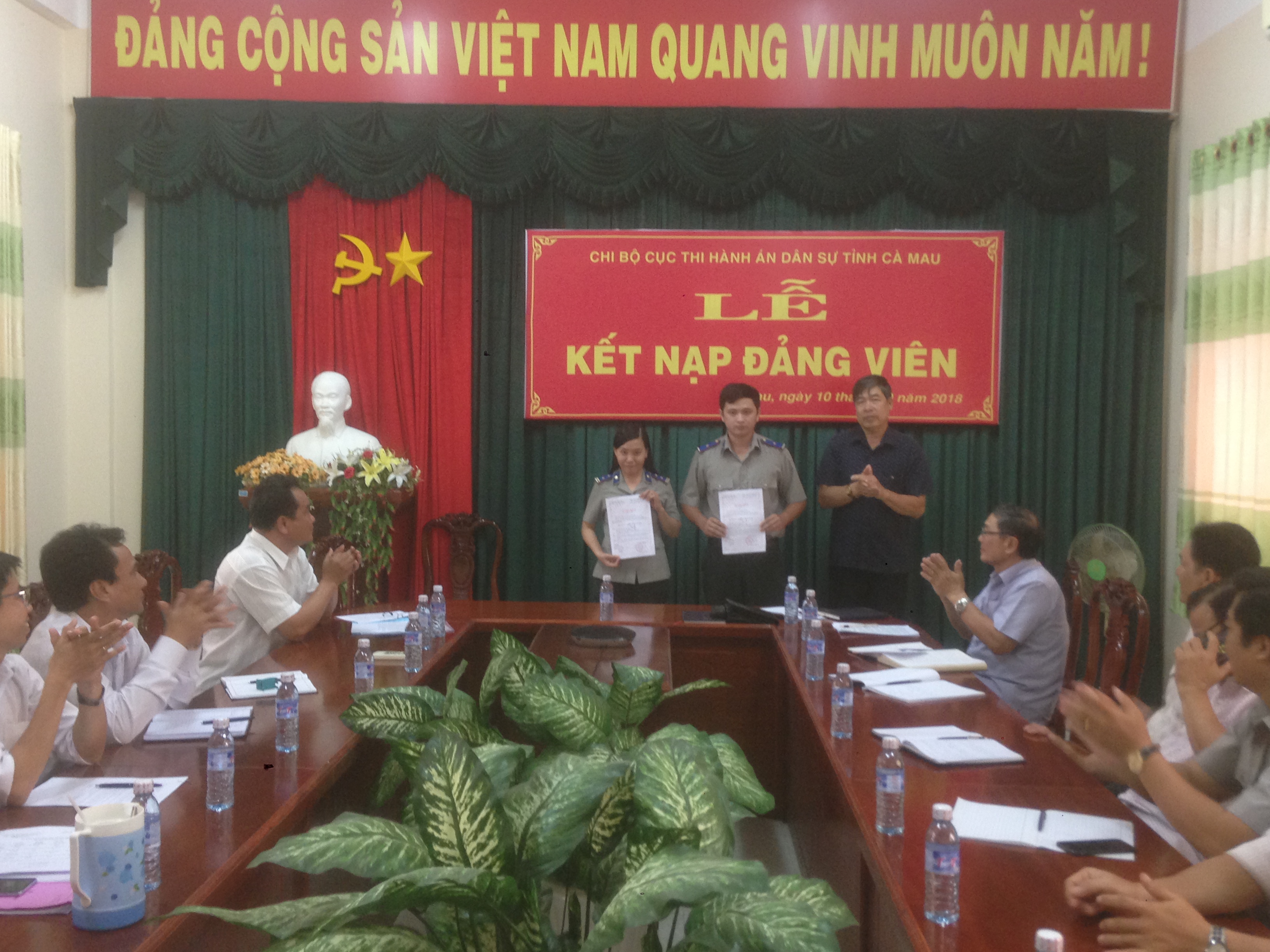 Chi bộ Cục Thi hành án dân sự tỉnh Cà Mau kết nạp đảng viên