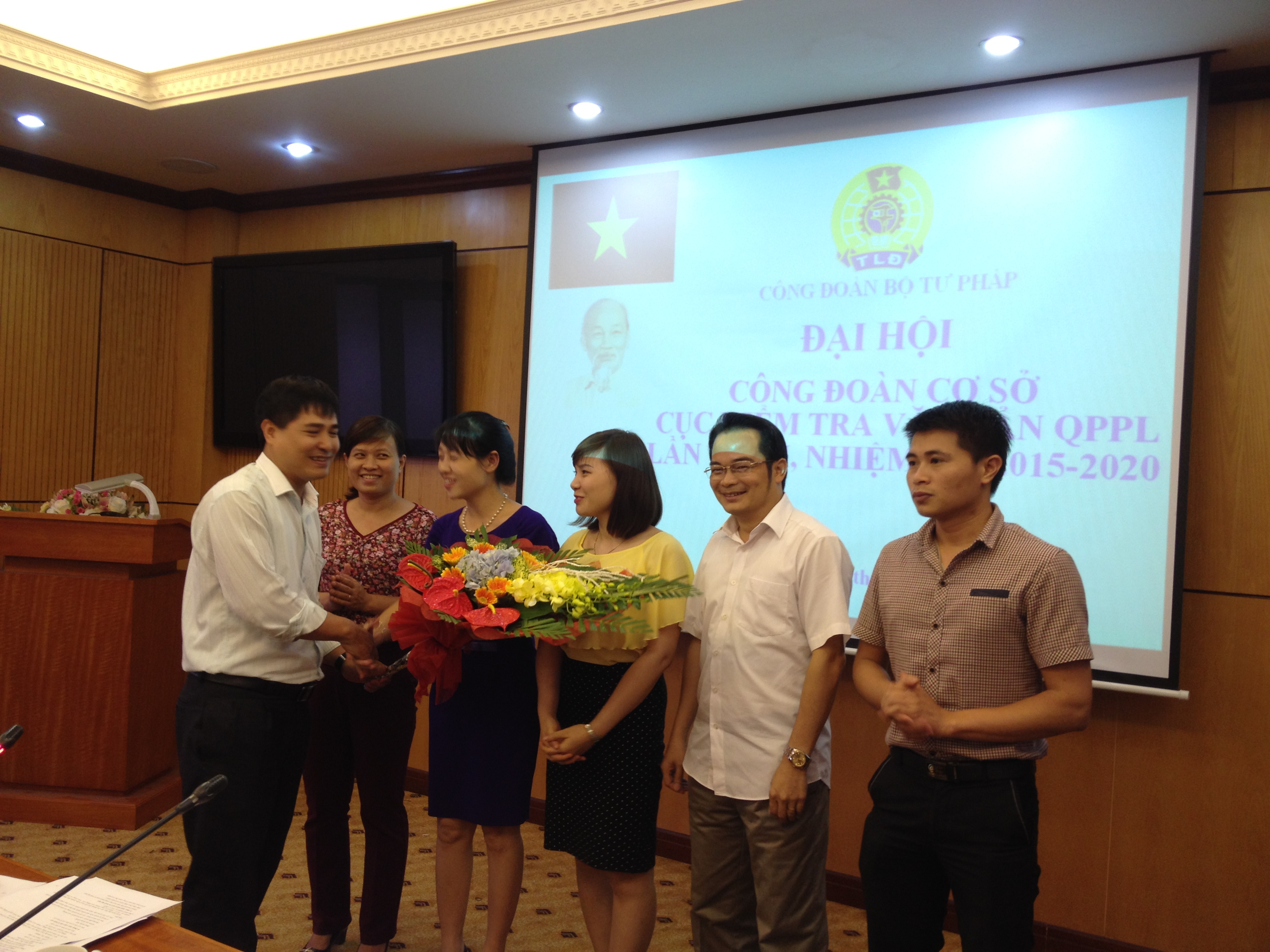 Nguyên chủ tịch BCH công đoàn nhiệm kỳ 2013-2014 tặng hoa chúc mừng BCH công đoàn Cục nhiệm kỳ 2015-2020