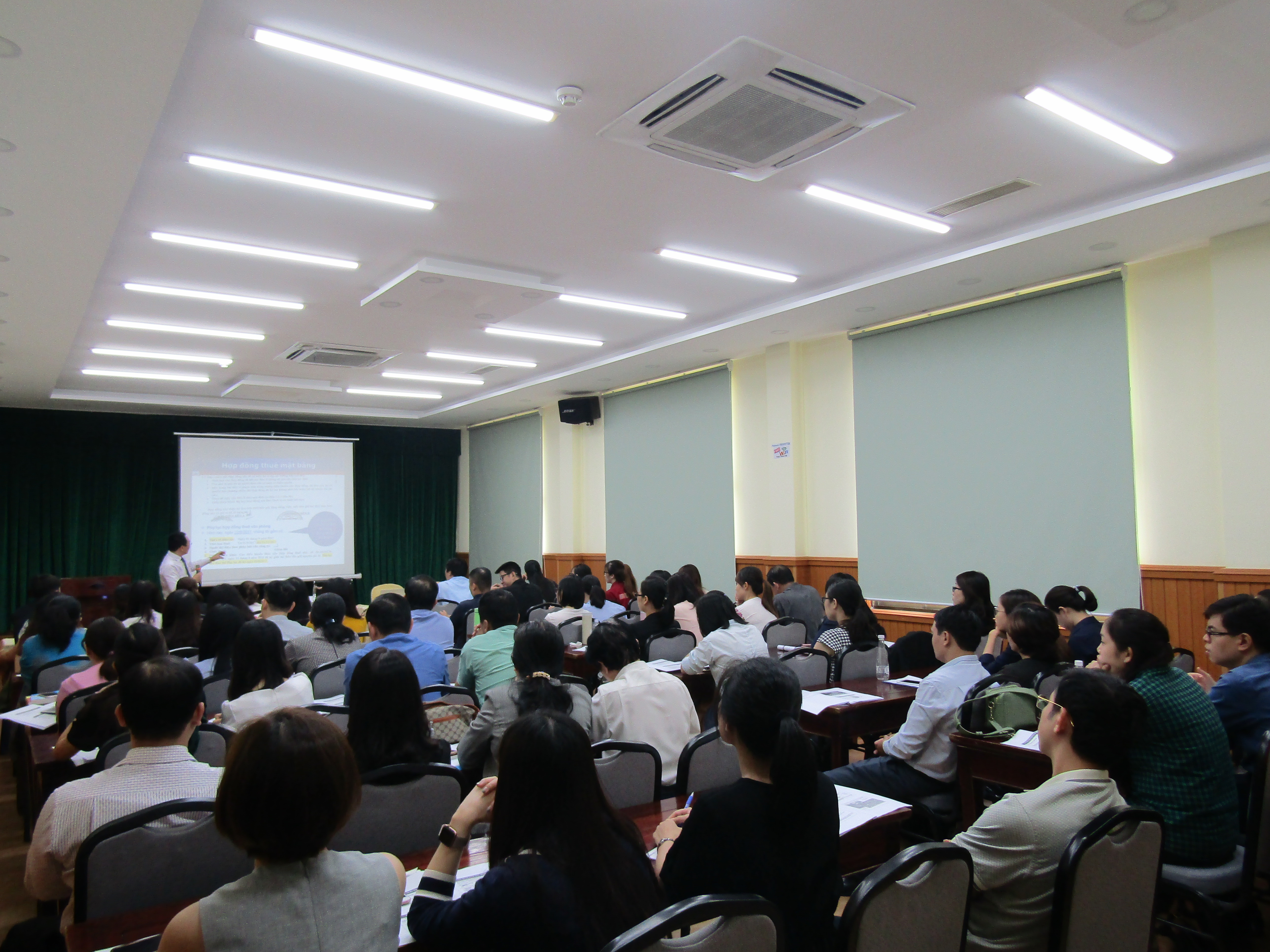 TRUNG TÂM THÔNG TIN, HỖ TRỢ PHÁP LUẬT TỔ CHỨC LỚP BỒI DƯỠNG PHÁP LUẬT KINH DOANH CHO DOANH NGHIỆP TẠI TP. HỒ CHÍ MINH