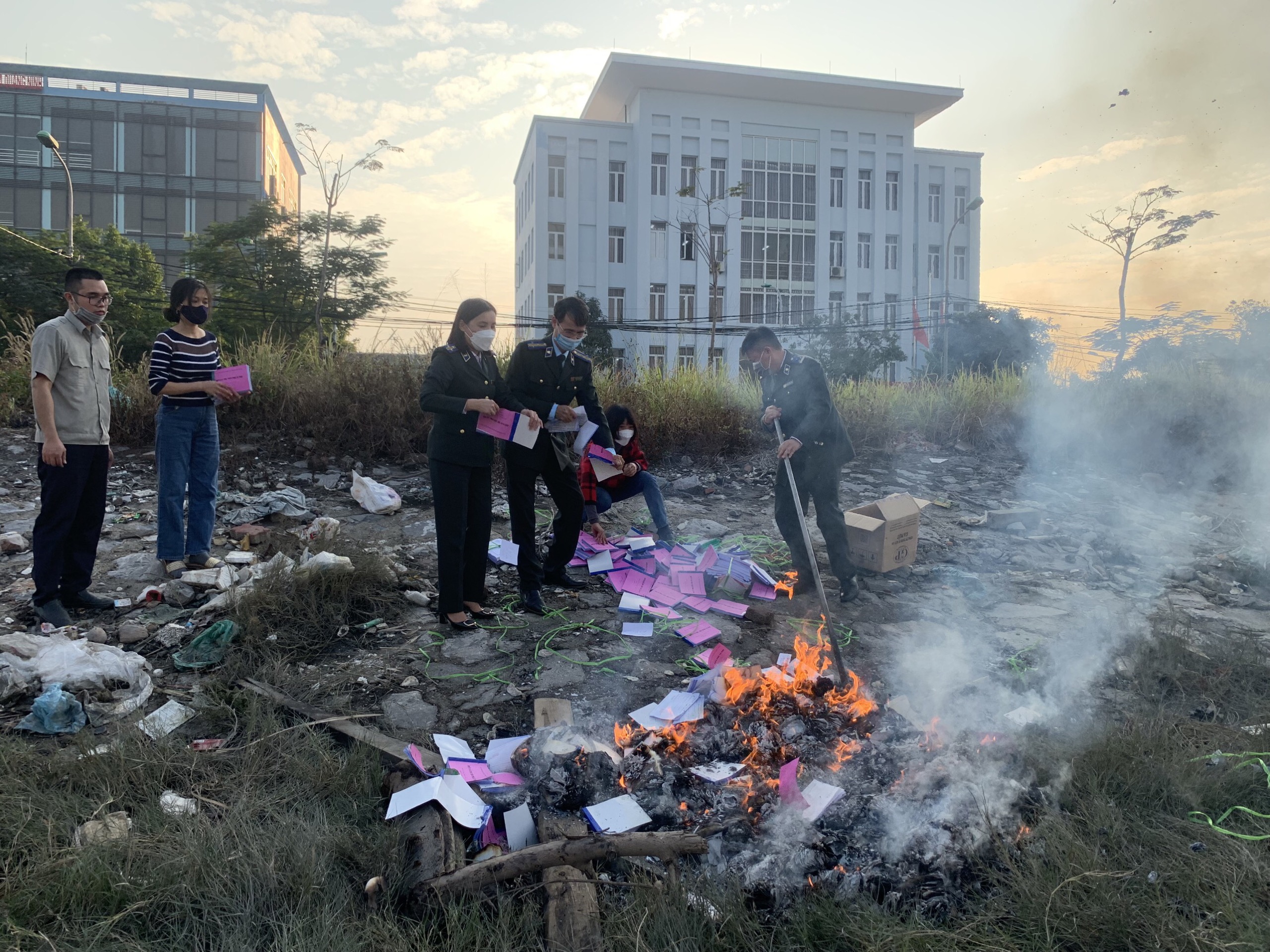 Cục Thi hành án dân sự tỉnh Quảng Ninh tiêu hủy biên lai thu tiền thi hành án còn tồn chưa sử dụng sau khi thu hồi