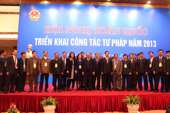 Chup anh luu niem cung cac Cuc truong Cuc THADS