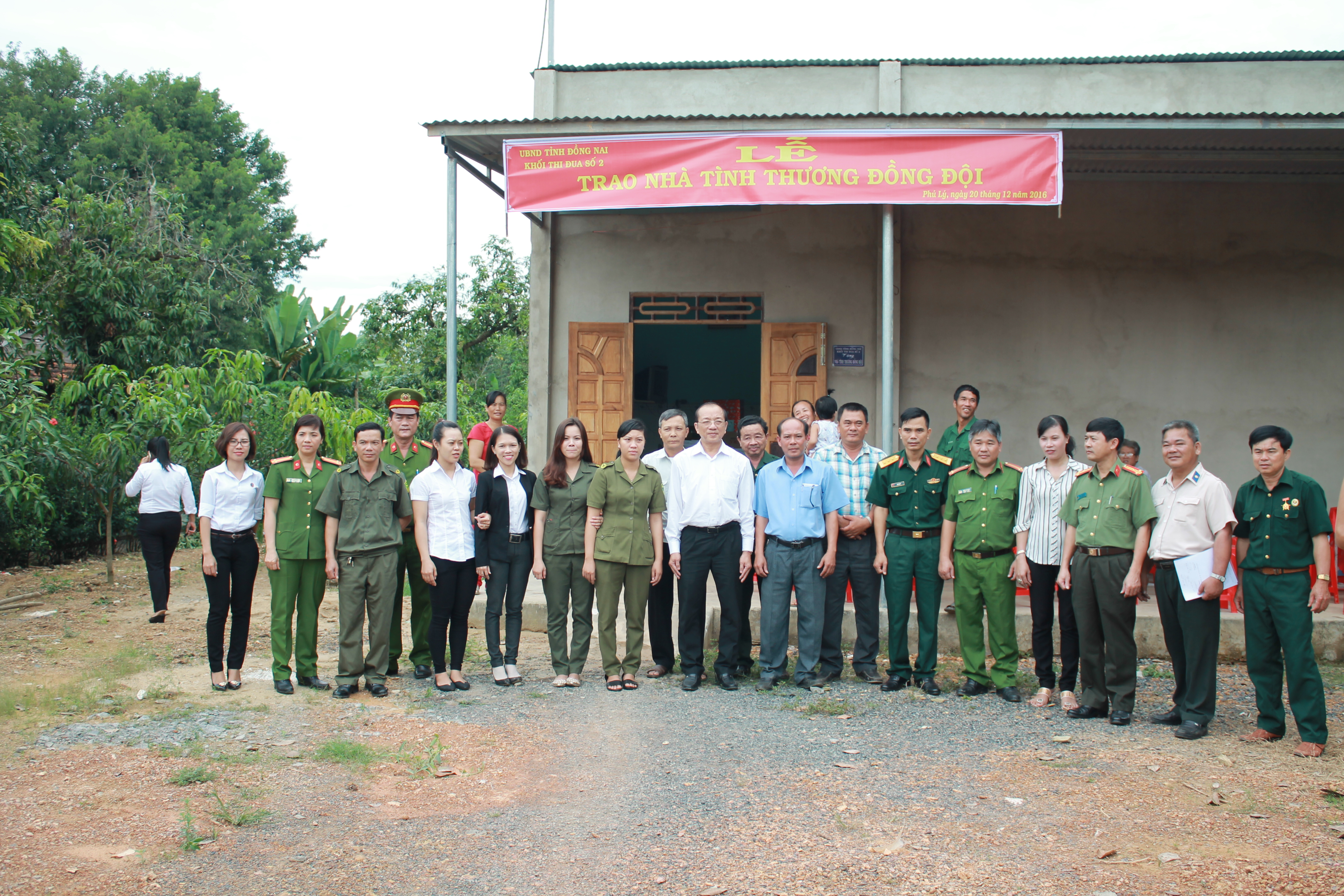 HOẠT ĐỘNG TRAO NHÀ TÌNH THƯƠNG ĐỒNG ĐỘI CỦA KHỐI THI ĐUA SỐ 2