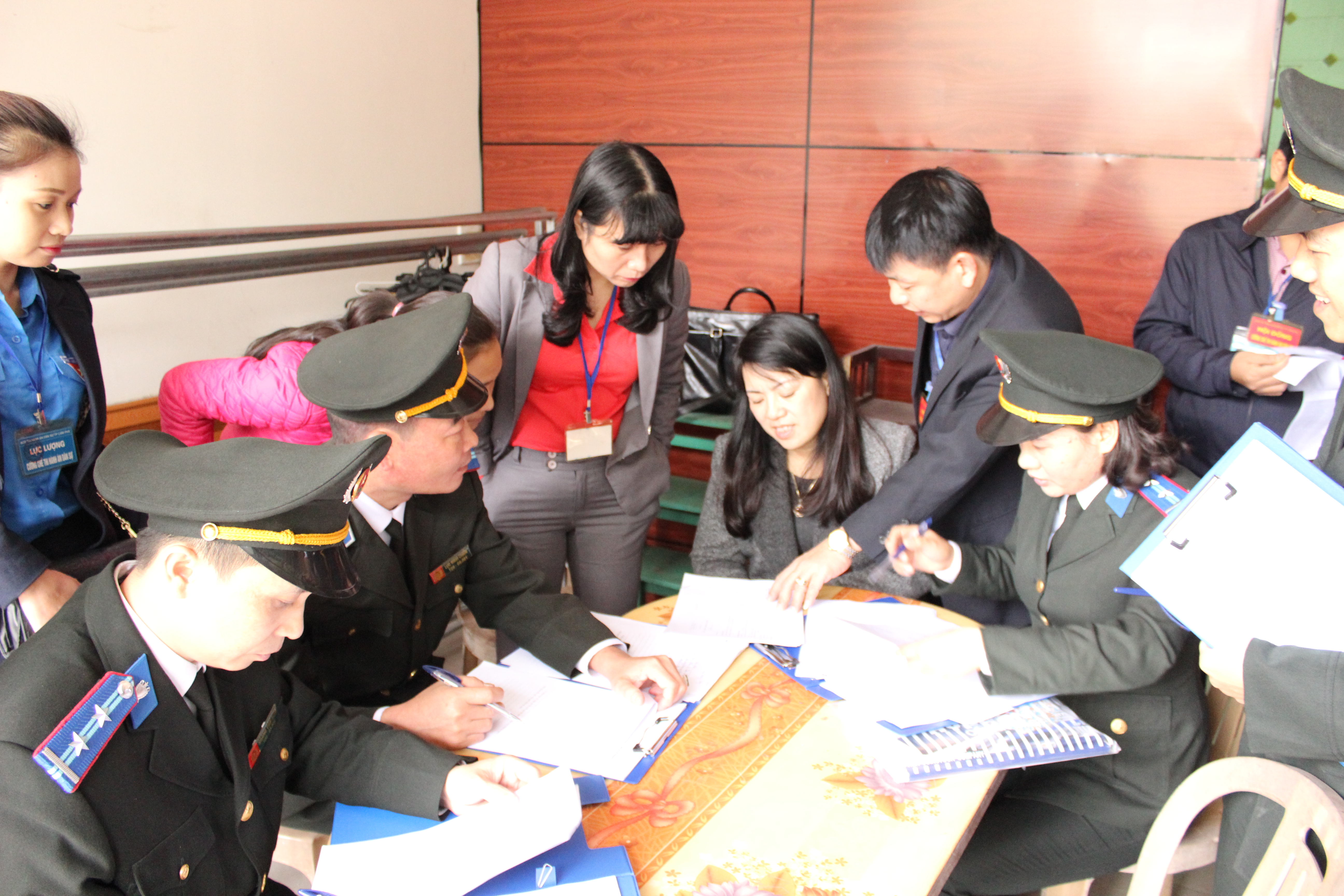 Thư ký tiến hành lập biên bản