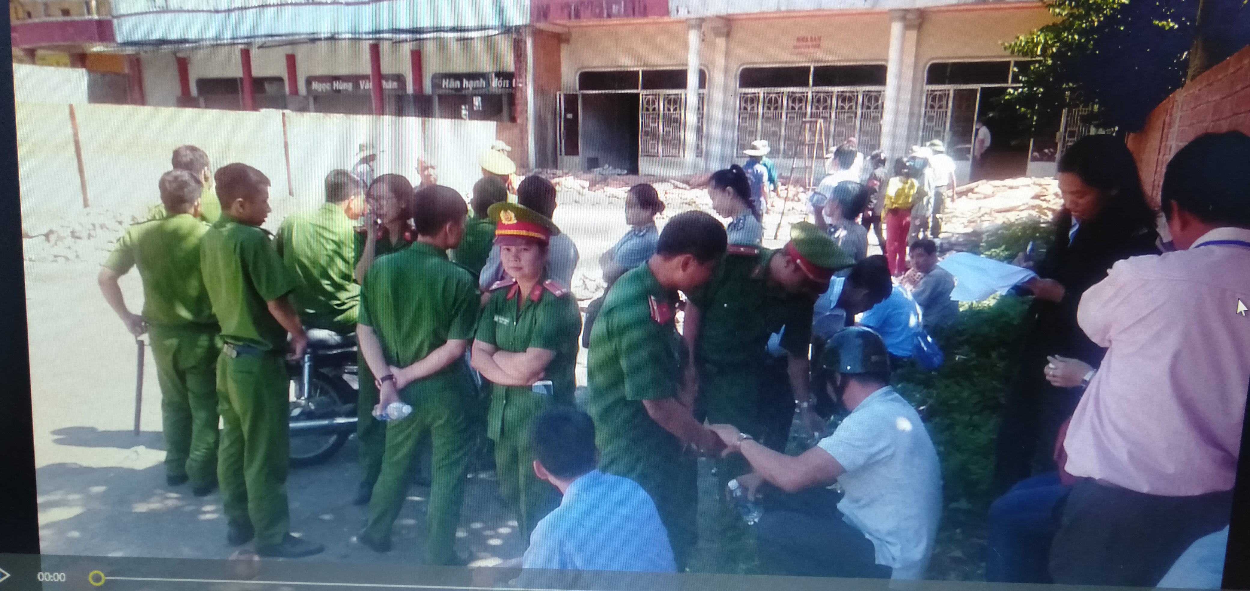 CHI CỤC THI HÀNH ÁN DÂN SỰ THÀNH PHỐ BẢO LỘC CƯỠNG CHẾ GIAO TÀI SẢN BÁN ĐẤU GIÁ THÀNH CHO NGƯỜI MUA TRÚNG ĐẤU GIÁ TÀI SẢN THI HÀNH ÁN