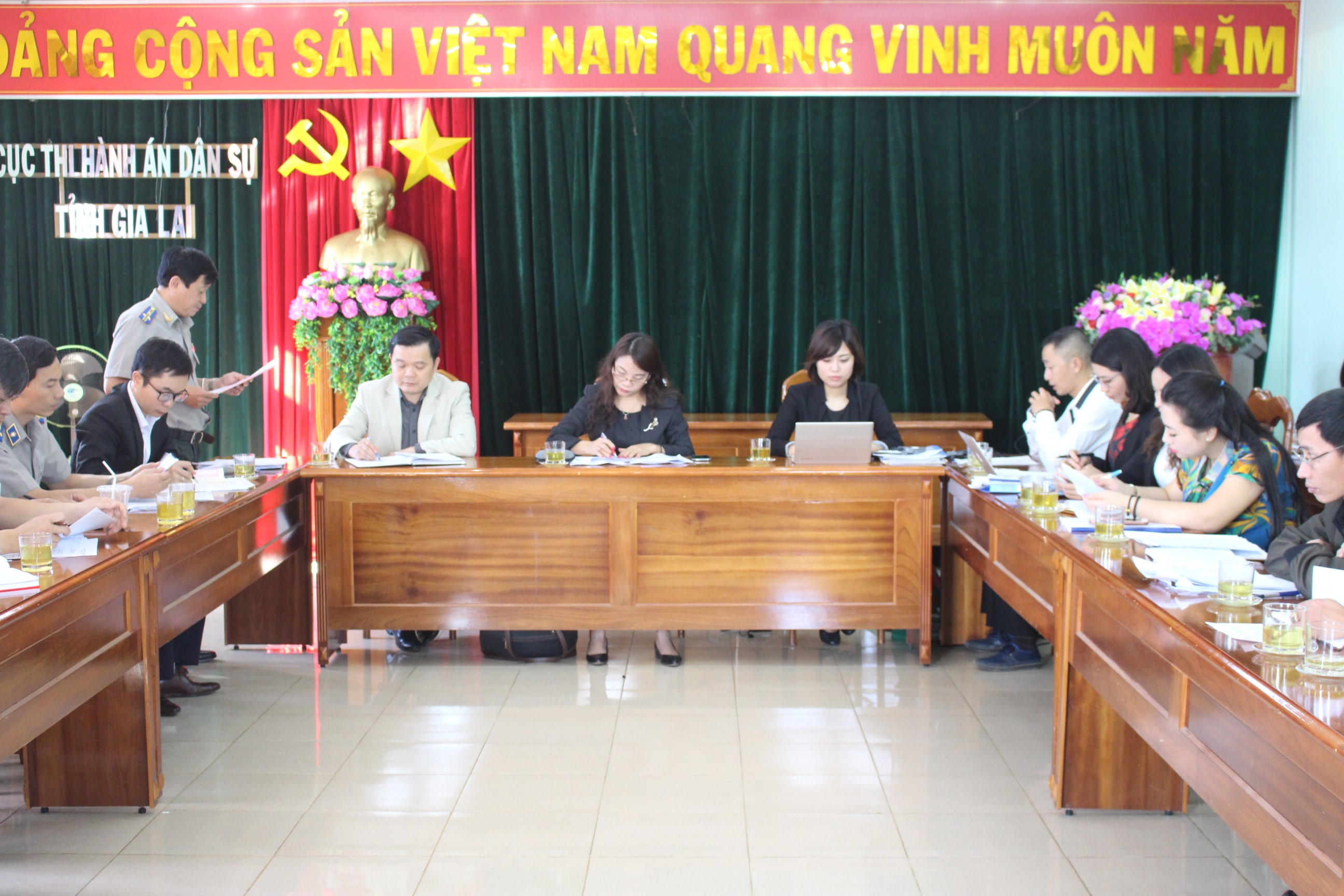 NHỮNG VƯỚNG MẮC TRONG VIỆC THỰC HIỆN LUẬT THI HÀNH ÁN DÂN SỰ VÀ CÁC VĂN BẢN HƯỚNG DẪN THI HÀNH