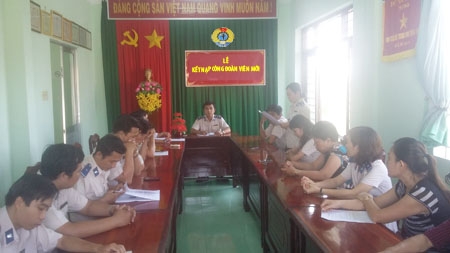 Công đoàn cơ sở Chi cục THADS thành phố Sa Đéc tổ chức kết nạp đoàn viên mới