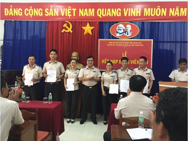 Chi bộ Cục Thi hành án dân sự tỉnh Khánh Hòa tổ chức Lễ kết nạp đảng viên mới