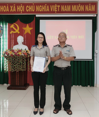 Lễ kết nạp đảng viên mới cho Đoàn viên ưu tú