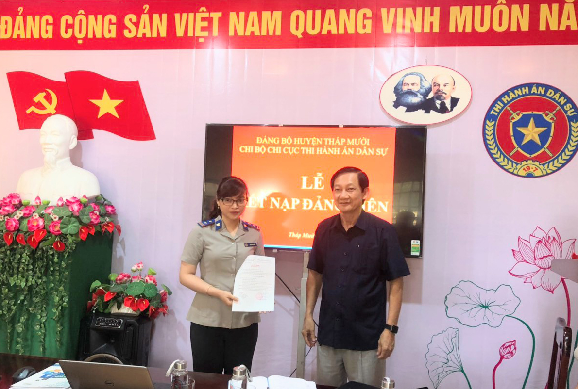 Chi bộ Chi cục Thi hành án dân sự huyện Tháp Mười tổ chức Lễ kết nạp đảng viên mới