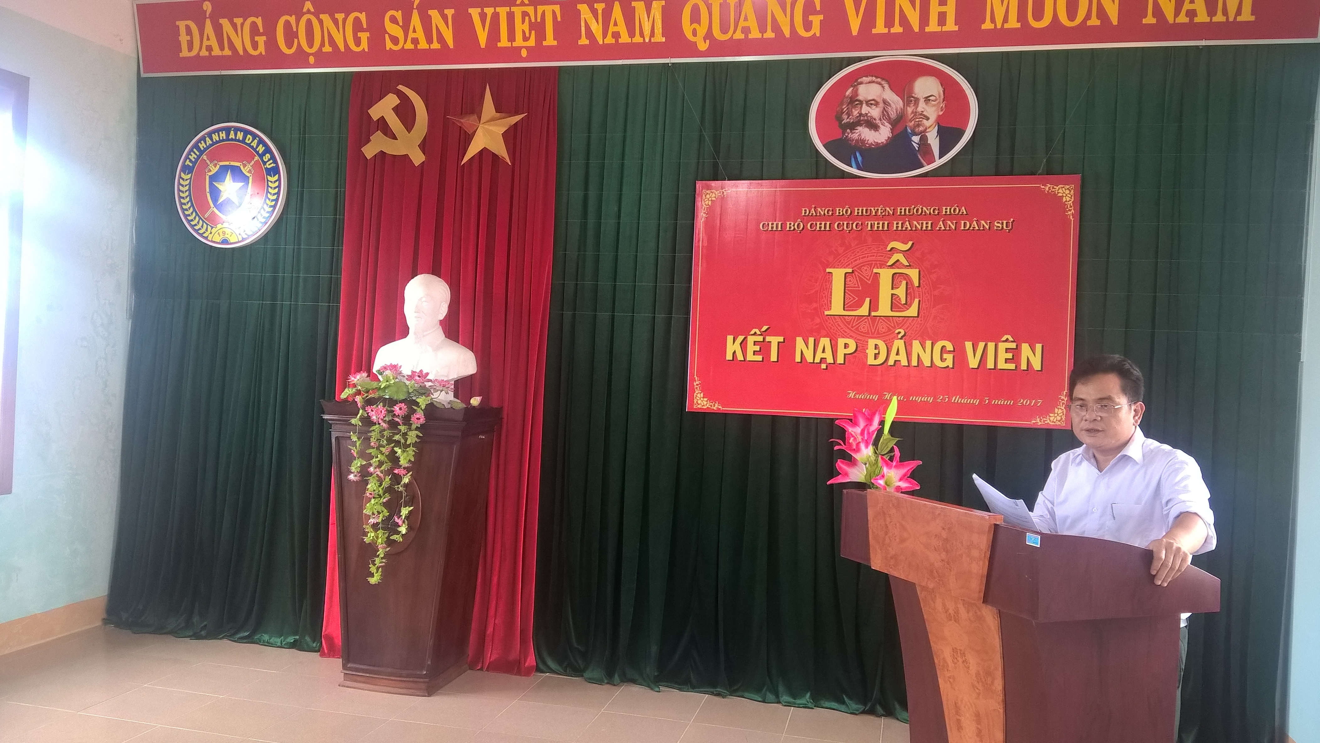 CHI BỘ CHI CỤC THI HÀNH ÁN DÂN SỰ HUYỆN HƯỚNG HÓA TỔ CHỨC LỄ KẾT NẠP ĐẢNG VIÊN