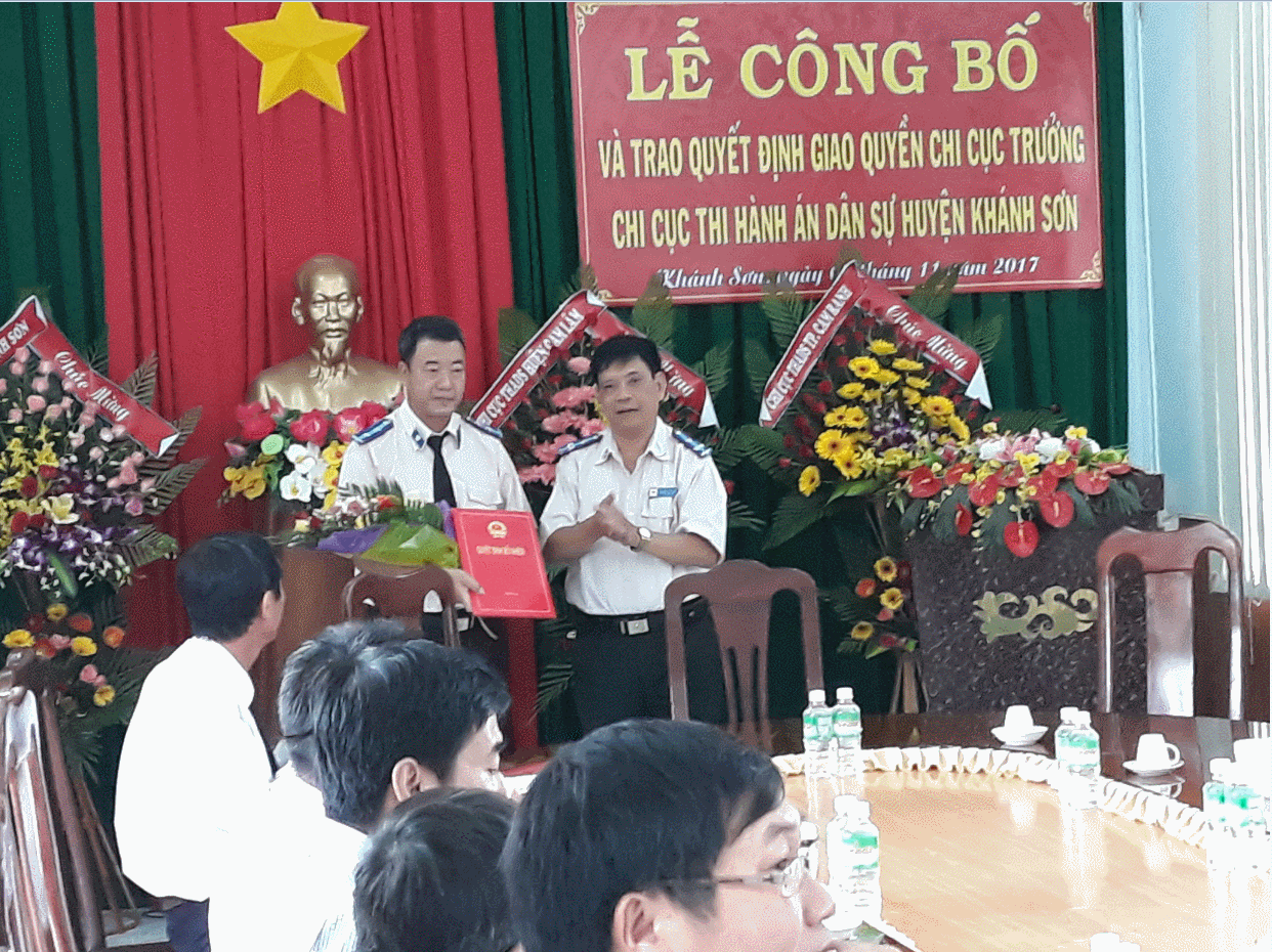 Trao Quyết định giao Quyền Chi cục trưởng Chi cục Thi hành án dân sự huyện Khánh Sơn, tỉnh Khánh Hòa