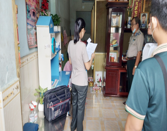 Chi cục Thi hành án dân sự thành phố Cao Lãnh tiến hành thực hiện việc cưỡng chế di dời tài sản trong gia đình để bàn giao căn nhà và đất theo Bản án tuyên.