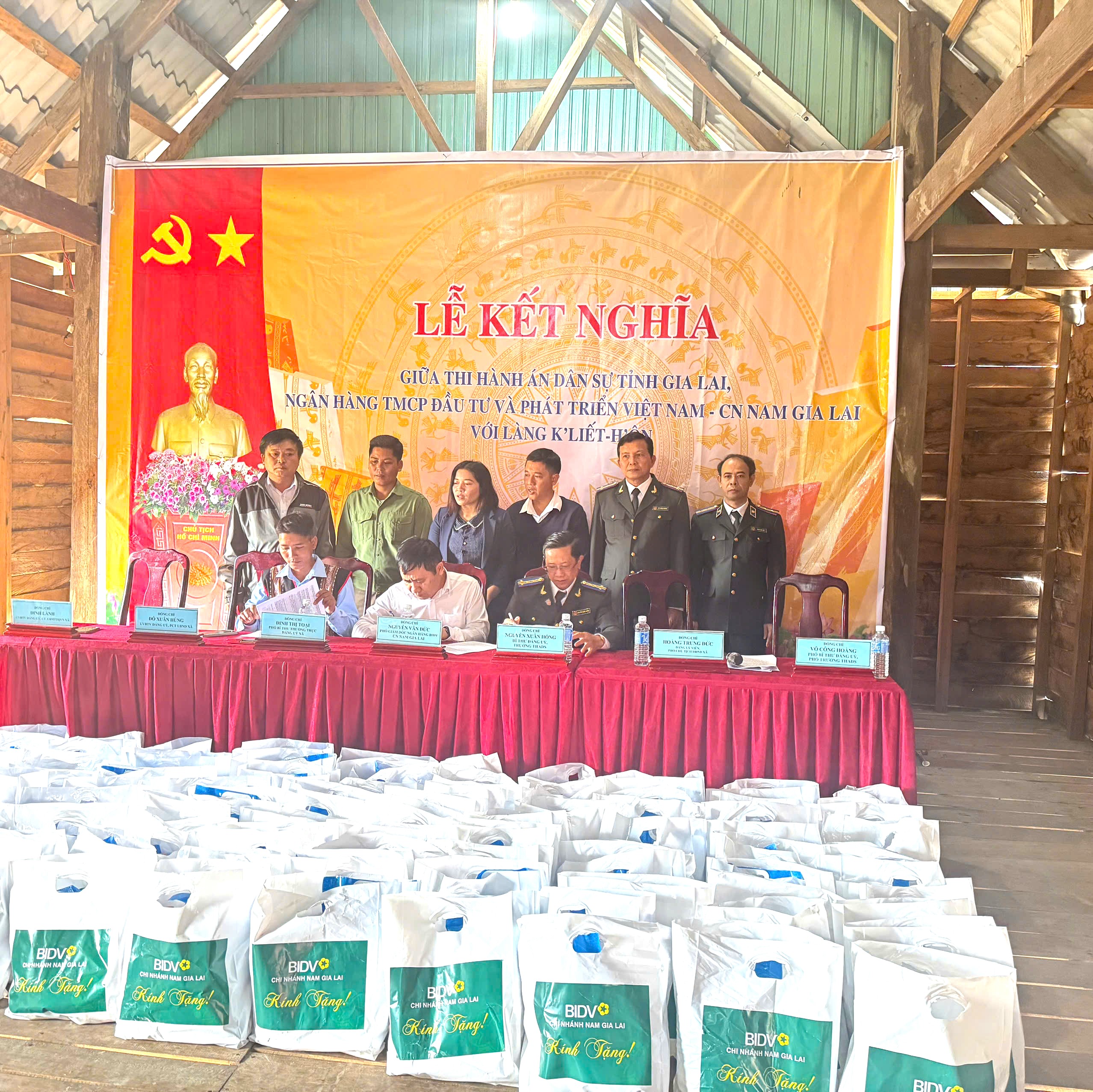 Thi hành án dân sự tỉnh Gia Lai và Ngân hàng BIDV-CN Nam Gia Lai kết nghĩa với Làng K’Liết H’ôn, xã Đắk Song