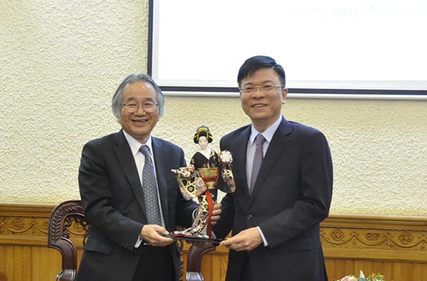 Trao tặng Kỷ niệm chương “Vì sự nghiệp Tư pháp” cho Giáo sư Saburi Haruo, Phó Hiệu trưởng trường Đại học Kinh tế Nagoya, Nhật Bản