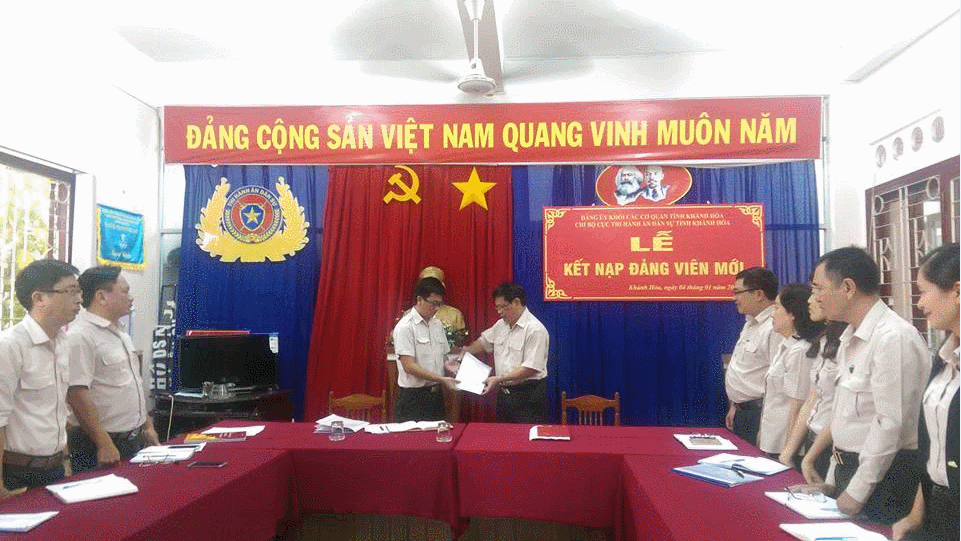 Chi bộ Cục Thi hành án dân sự tỉnh Khánh Hòa kết nạp Đảng viên mới