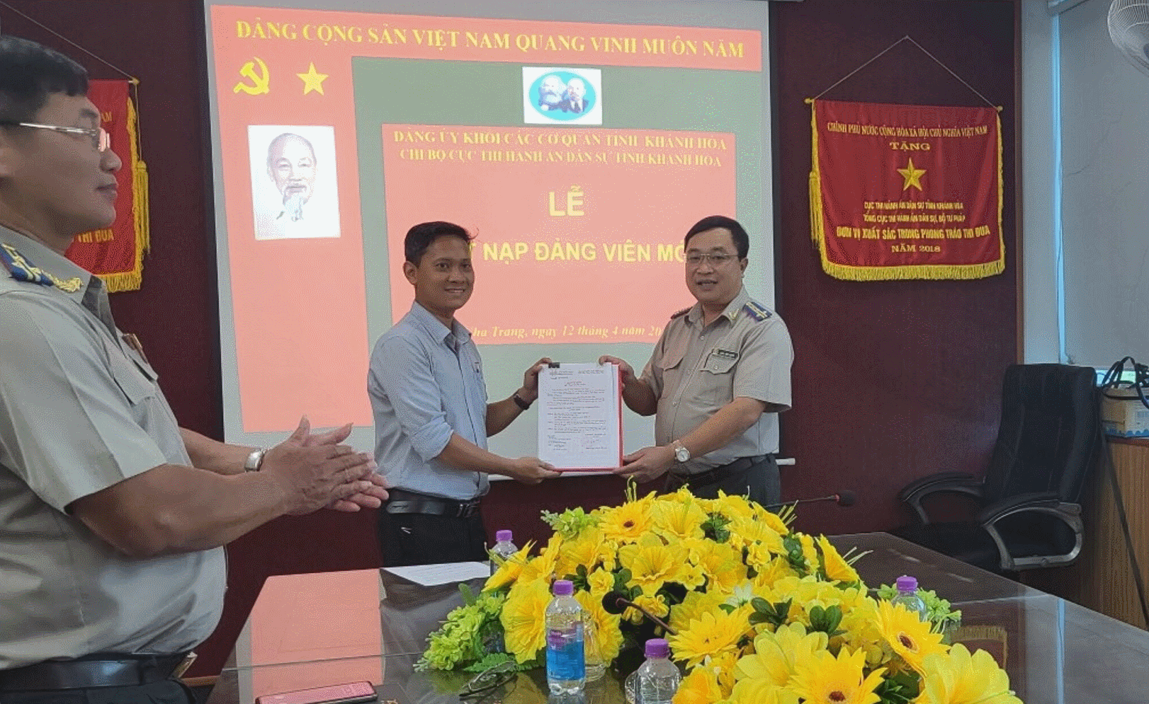 Chi bộ Cục Thi hành án dân sự tỉnh Khánh Hòa kết nạp Đảng viên mới năm 2022