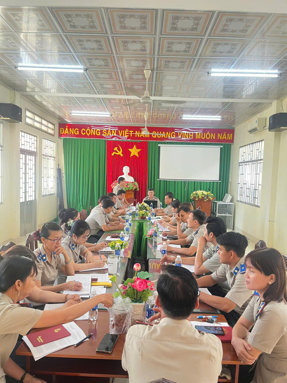 Phòng Thi hành án dân sự Khu vực 12 tỉnh Đồng Tháp tổ chức Hội nghị đánh giá, xếp loại chất lượng công chức năm 2025