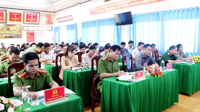 Công an huyện Cao Lãnh tổ chức tặng Kỷ niệm chương “Bảo vệ An ninh tổ quốc” của Bộ Công an cho đồng chí Chi cục Trưởng Chi cục Thi hành án dân sự huyện Cao Lãnh