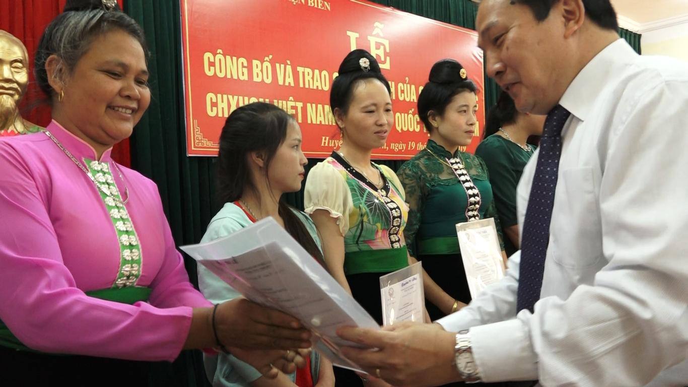 Trao quyết định nhập quốc tịch Việt Nam cho người Lào di cư tự do và kết hôn không giá thú tại huyện Điện Biên, tỉnh Điện Biên