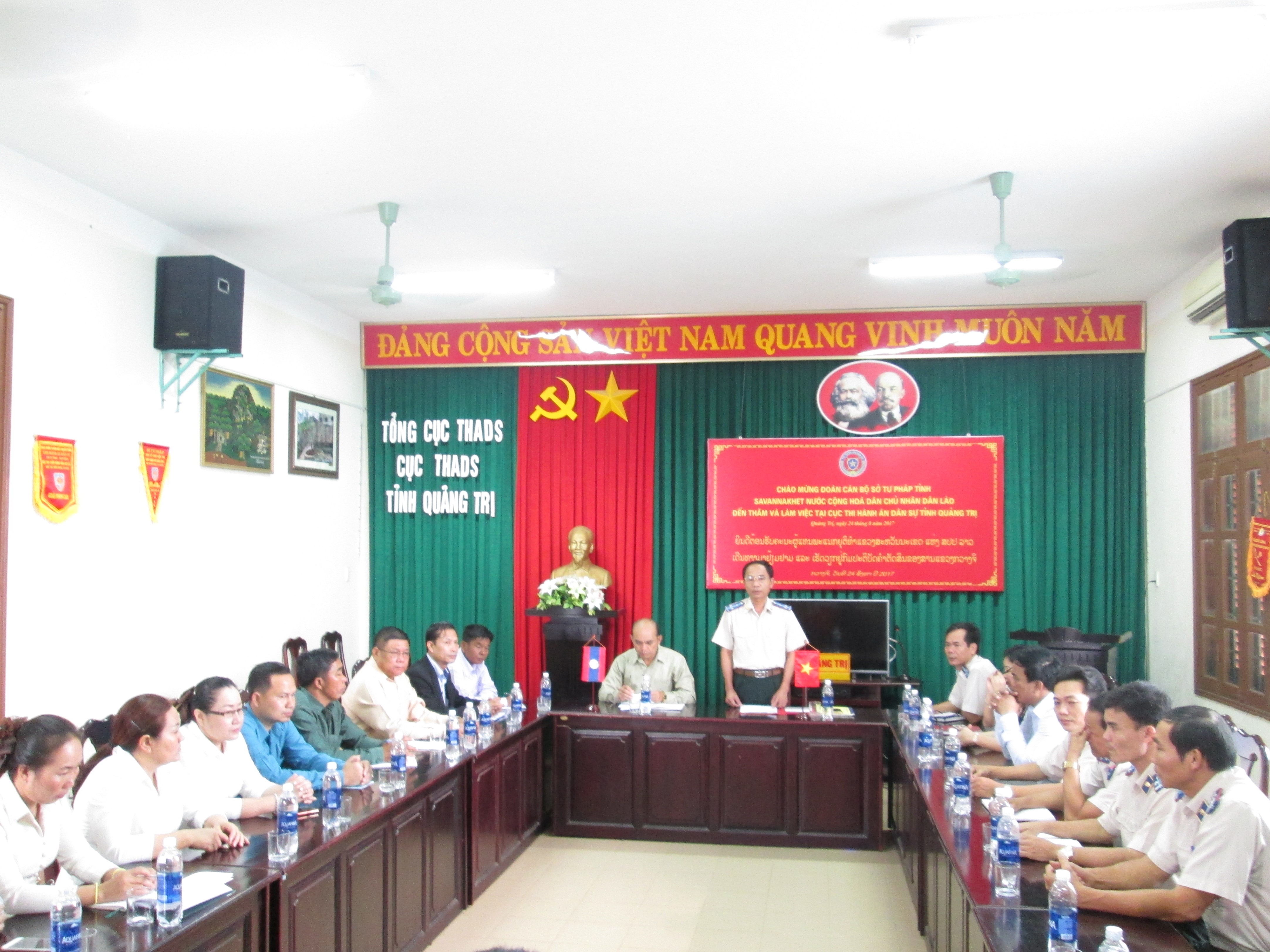 ĐOÀN CÁN BỘ SỞ TƯ PHÁP TỈNH SAVANMAKHET  - CHDCND LÀO THĂM LÀM VIỆC TẠI CỤC THADS TỈNH QUẢNG TRỊ